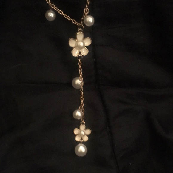 COPY - 19” Necklace gold chain and white enamel daisy - Picture 5 of 7